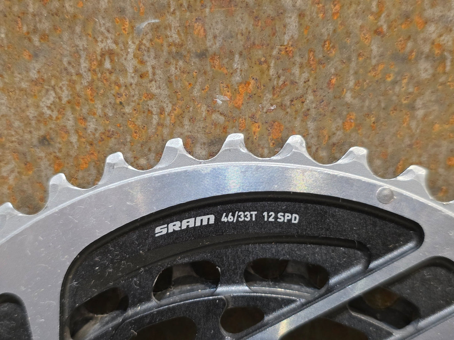 Kettenblatt von Sram, SRAM RED QUARQ AXS POWERMETER KIT 8 - BOLT SPIDER 2X12 46/33 ZÄHNE / BASTLERWARE vor USEDBIKES - OB.DE Hintergrund