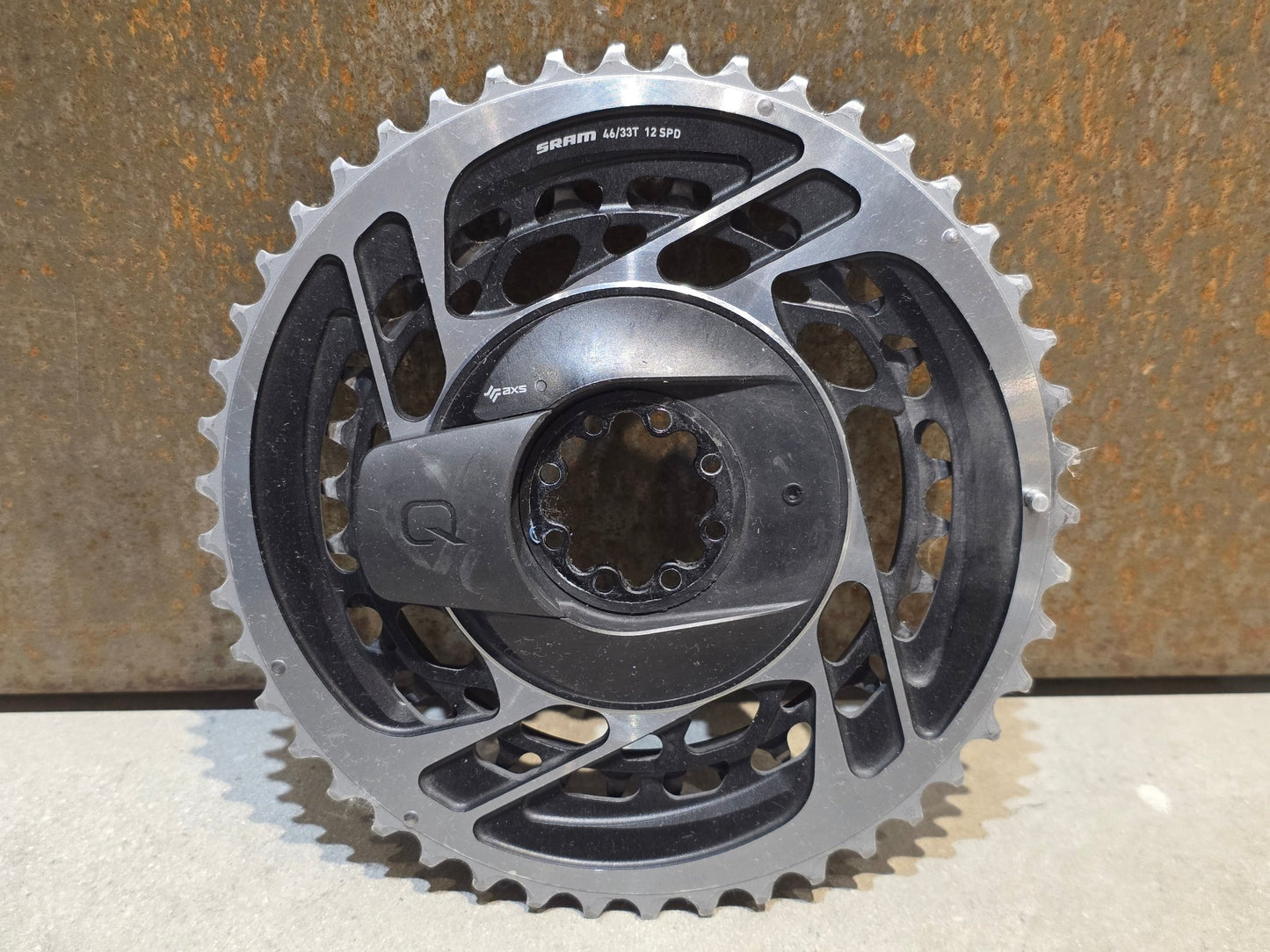 Kettenblatt von Sram, SRAM RED QUARQ AXS POWERMETER KIT 8 - BOLT SPIDER 2X12 46/33 ZÄHNE / BASTLERWARE vor USEDBIKES - OB.DE Hintergrund