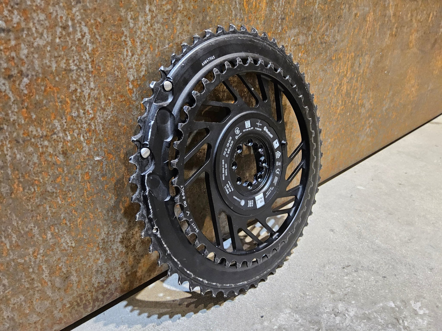 Kettenblatt von Sram, SRAM RED QUARQ AXS POWERMETER KIT 8 - BOLT SPIDER 2X12 54/41 ZÄHNE vor USEDBIKES - OB.DE Hintergrund