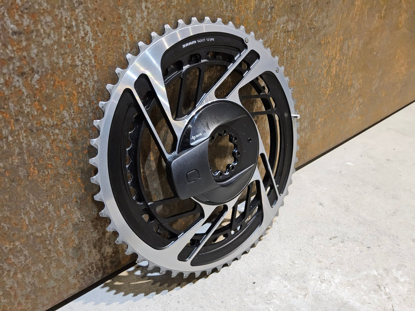 Kettenblatt von Sram, SRAM RED QUARQ AXS POWERMETER KIT 8 - BOLT SPIDER 2X12 54/41 ZÄHNE vor USEDBIKES - OB.DE Hintergrund