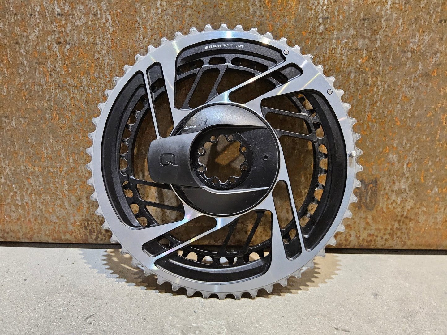 Kettenblatt von Sram, SRAM RED QUARQ AXS POWERMETER KIT 8 - BOLT SPIDER 2X12 54/41 ZÄHNE vor USEDBIKES - OB.DE Hintergrund