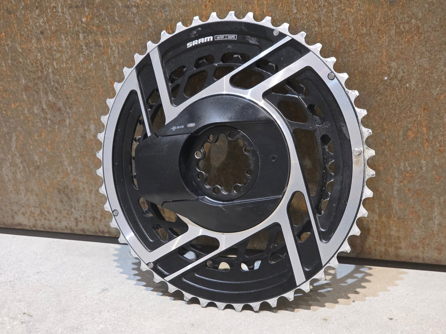 Kettenblatt von Sram, SRAM RED QUARQ AXS POWERMETER KIT E1 8 - BOLT SPIDER 2X12 48/35 ZÄHNE vor USEDBIKES - OB.DE Hintergrund