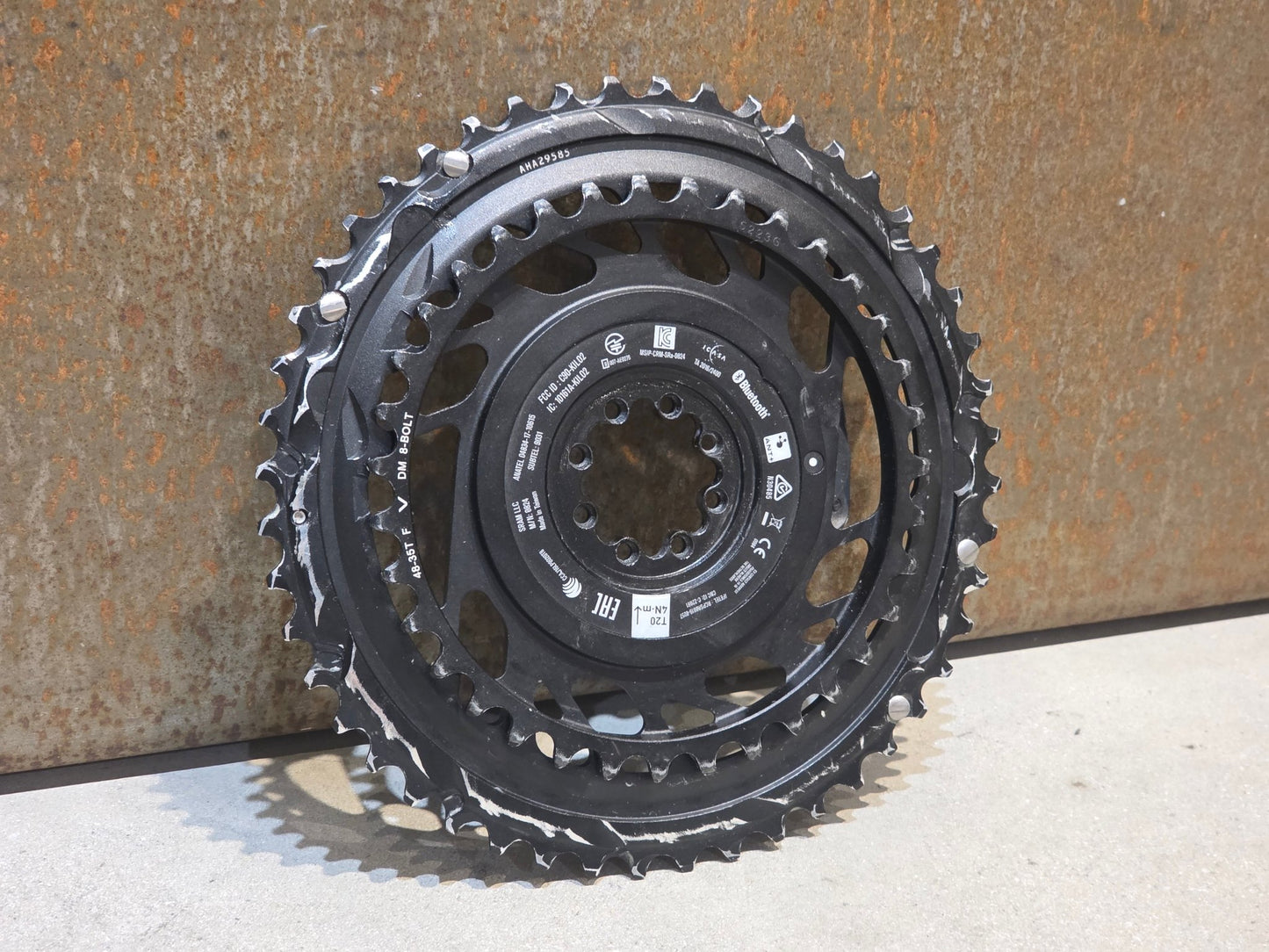 Kettenblatt von Sram, SRAM RED QUARQ AXS POWERMETER KIT E1 8 - BOLT SPIDER 2X12 48/35 ZÄHNE vor USEDBIKES - OB.DE Hintergrund