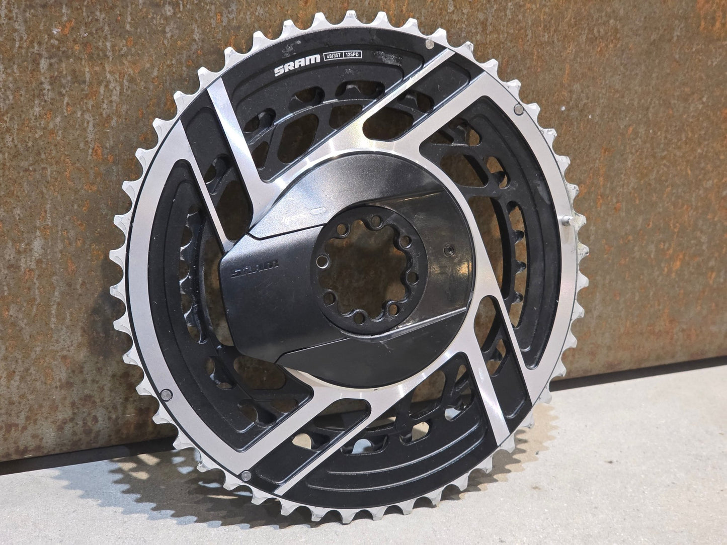 Kettenblatt von Sram, SRAM RED QUARQ AXS POWERMETER KIT E1 8 - BOLT SPIDER 2X12 48/35 ZÄHNE vor USEDBIKES - OB.DE Hintergrund