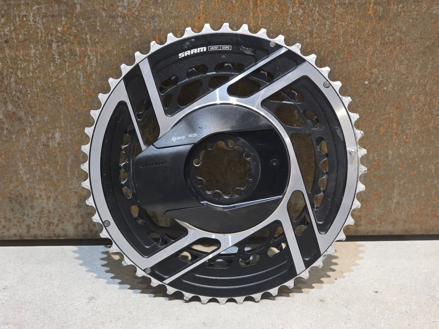 Kettenblatt von Sram, SRAM RED QUARQ AXS POWERMETER KIT E1 8 - BOLT SPIDER 2X12 48/35 ZÄHNE vor USEDBIKES - OB.DE Hintergrund