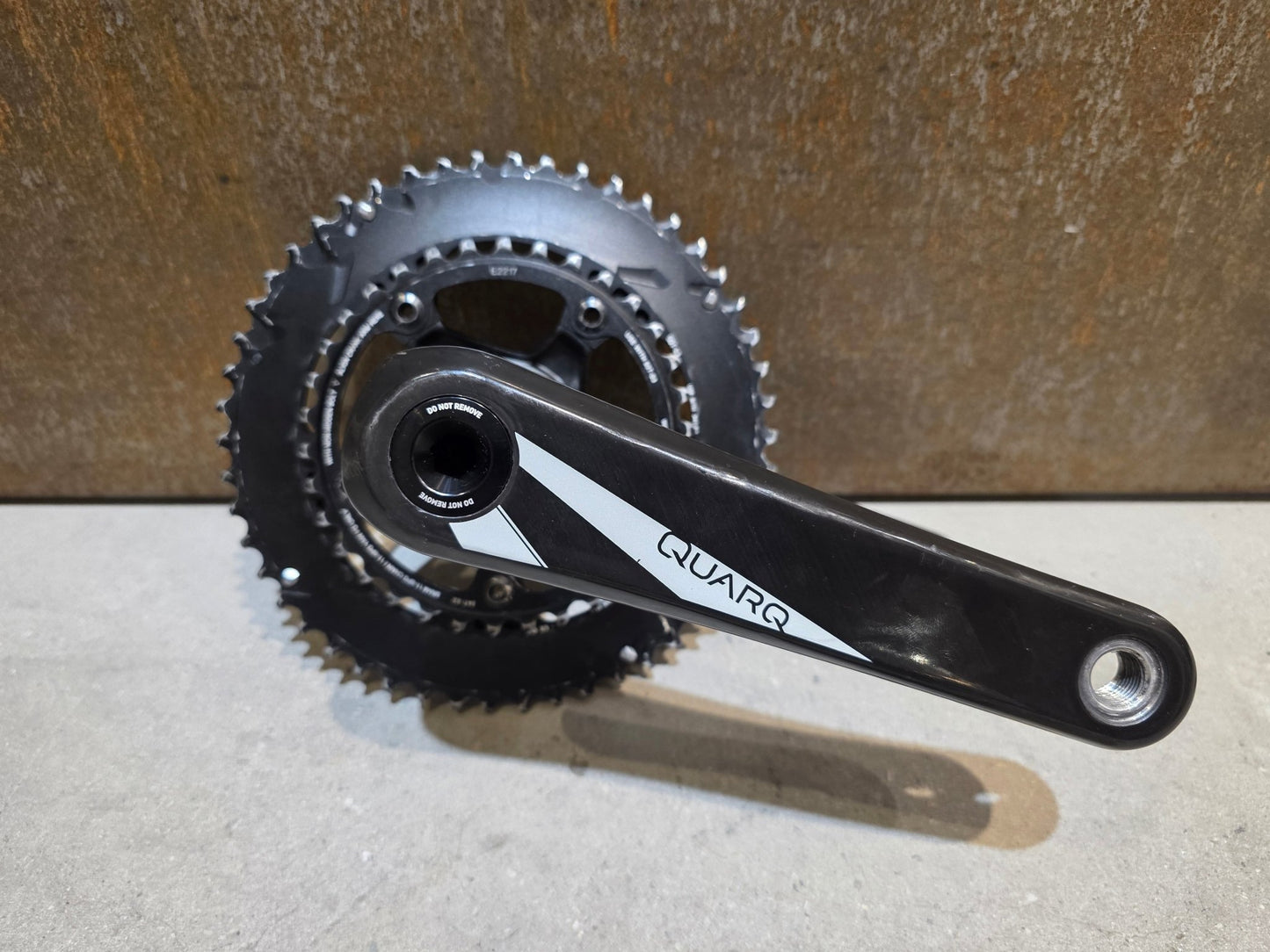 Kurbel von Sram, SRAM RED QUARQ KURBEL / POWER READY / 50 - 34 ZÄHNE / 11 FACH / 170MM vor USEDBIKES - OB.DE Hintergrund