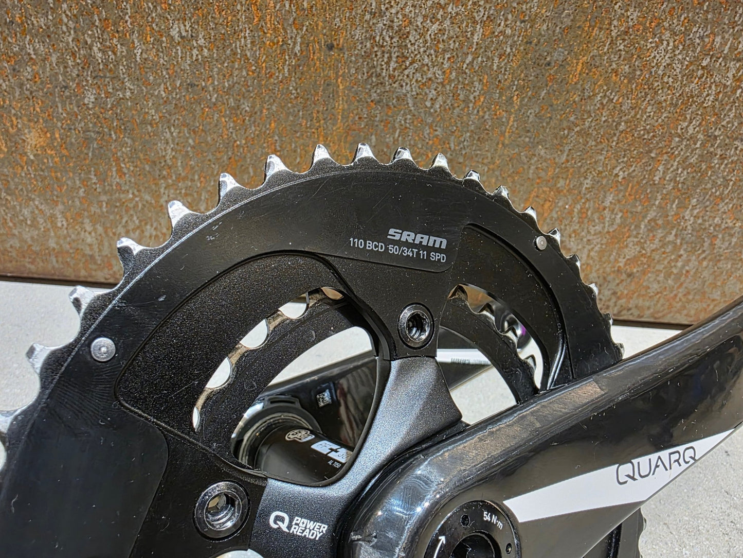 Kurbel von Sram, SRAM RED QUARQ KURBEL / POWER READY / 50 - 34 ZÄHNE / 11 FACH / 170MM vor USEDBIKES - OB.DE Hintergrund