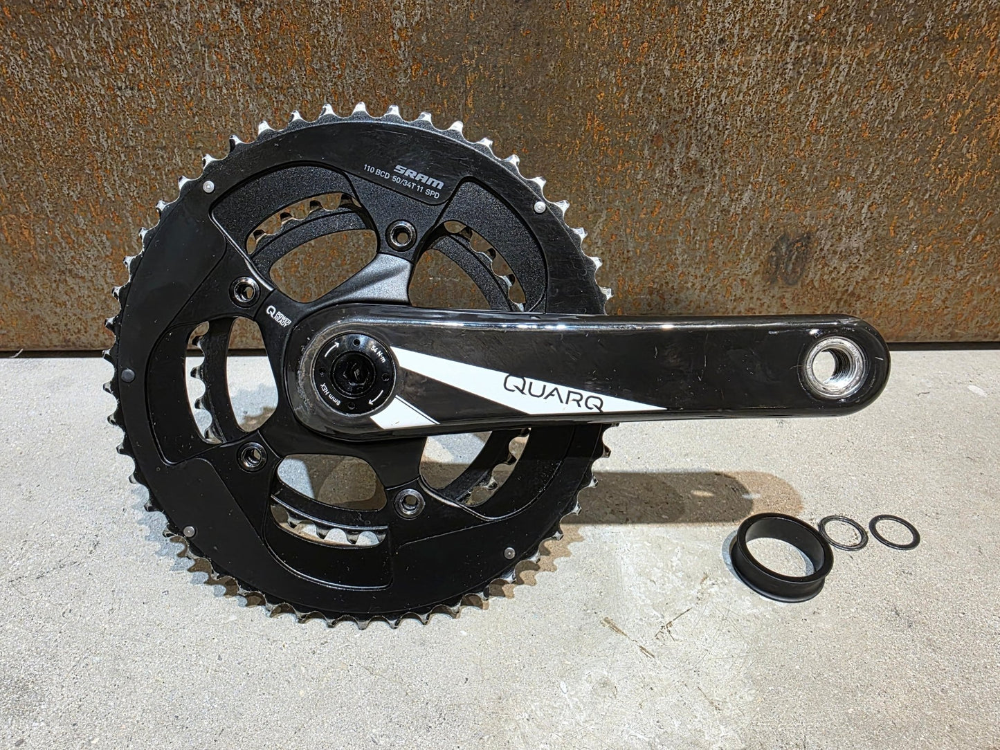 Kurbel von Sram, SRAM RED QUARQ KURBEL / POWER READY / 50 - 34 ZÄHNE / 11 FACH / 170MM vor USEDBIKES - OB.DE Hintergrund
