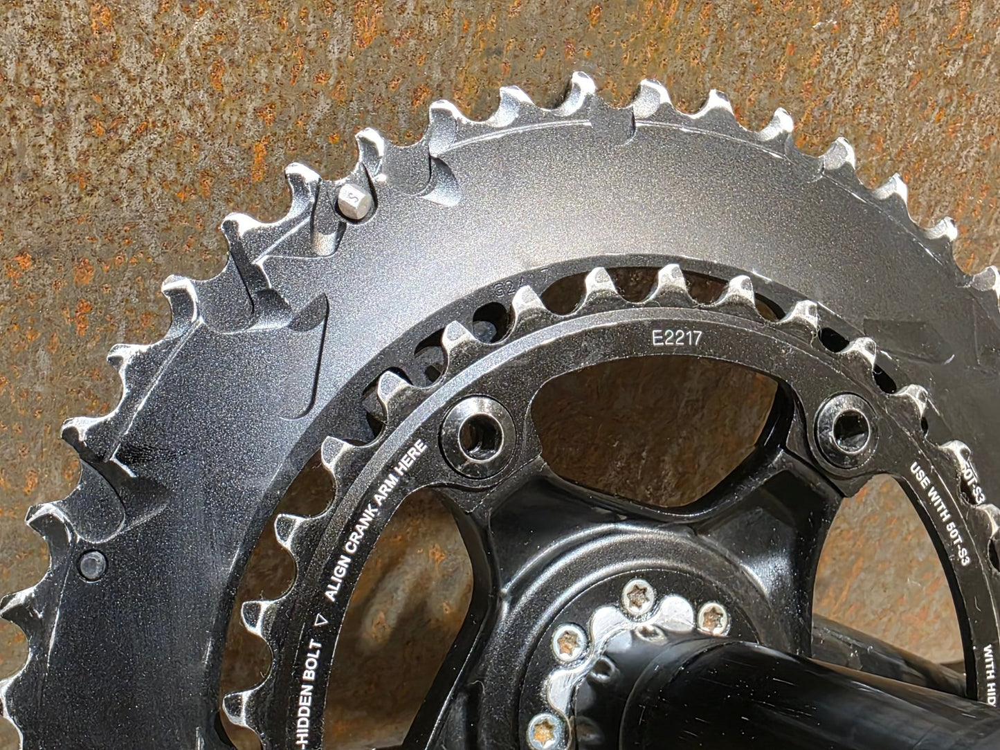 Kurbel von Sram, SRAM RED QUARQ KURBEL / POWER READY / 50 - 34 ZÄHNE / 11 FACH / 170MM vor USEDBIKES - OB.DE Hintergrund