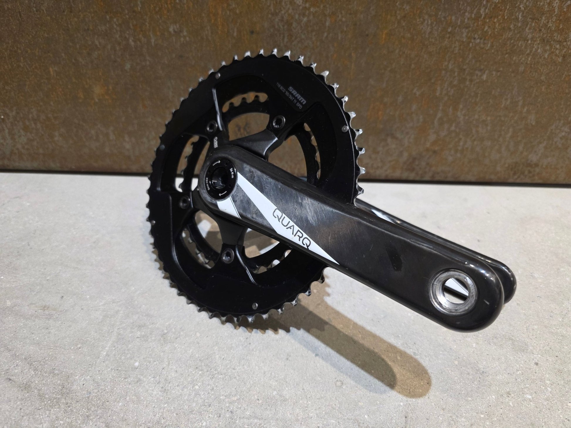 Kurbel von Sram, SRAM RED QUARQ KURBEL / POWER READY / 50 - 34 ZÄHNE / 11 FACH / 170MM vor USEDBIKES - OB.DE Hintergrund