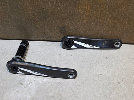 Kurbel von Sram, SRAM RED QUARQ KURBELARME / POWER READY / 8 - BOLT / 11 FACH / 172,5MM vor USEDBIKES - OB.DE Hintergrund