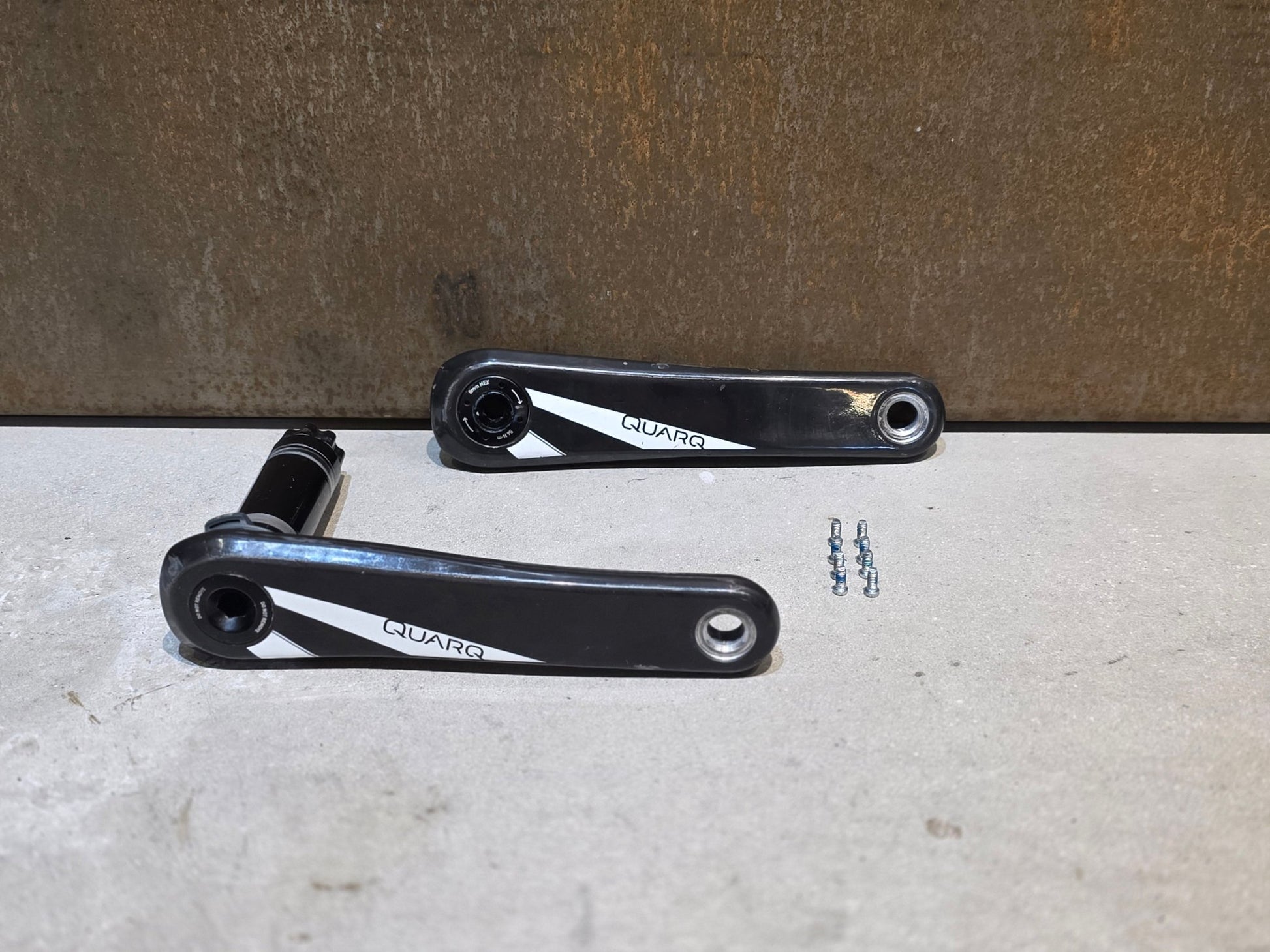 Kurbel von Sram, SRAM RED QUARQ KURBELARME / POWER READY / 8 - BOLT / 11 FACH / 172,5MM vor USEDBIKES - OB.DE Hintergrund