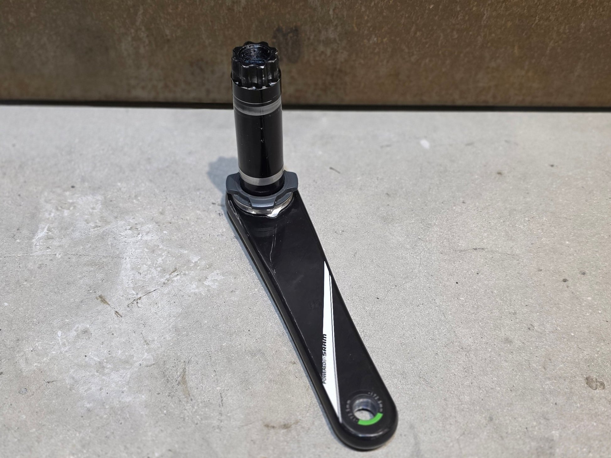 Kurbel von Sram, SRAM RED QUARQ KURBELARME / POWER READY / 8 - BOLT / 11 FACH / 172,5MM vor USEDBIKES - OB.DE Hintergrund