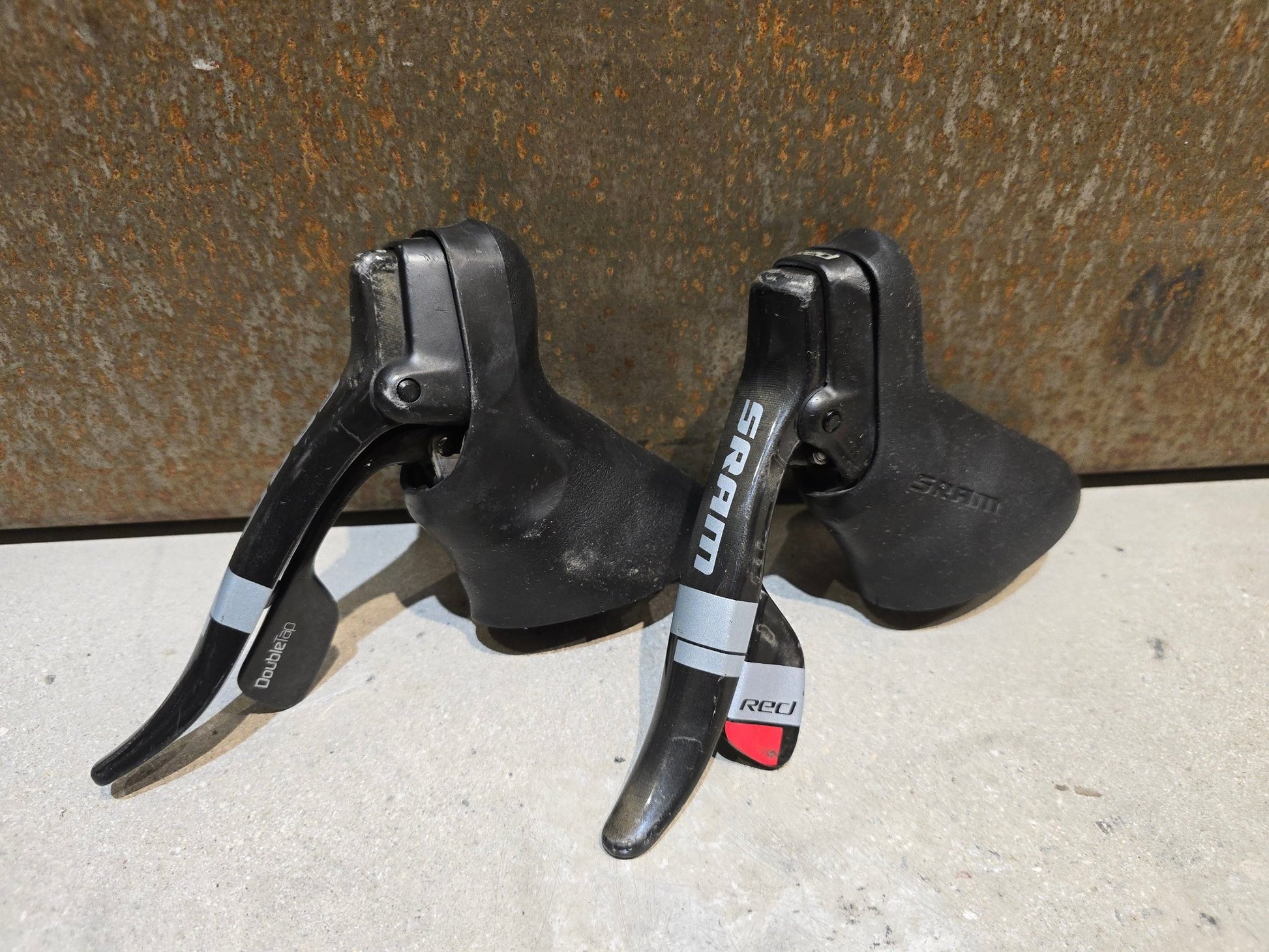 Schaltgruppen von Sram, SRAM RED SCHALTGRUPPE FELGENBREMSE FD / RD / SHIFTER 2 X 10 FACH in variant_title vor USEDBIKES - OB.DE Hintergrund