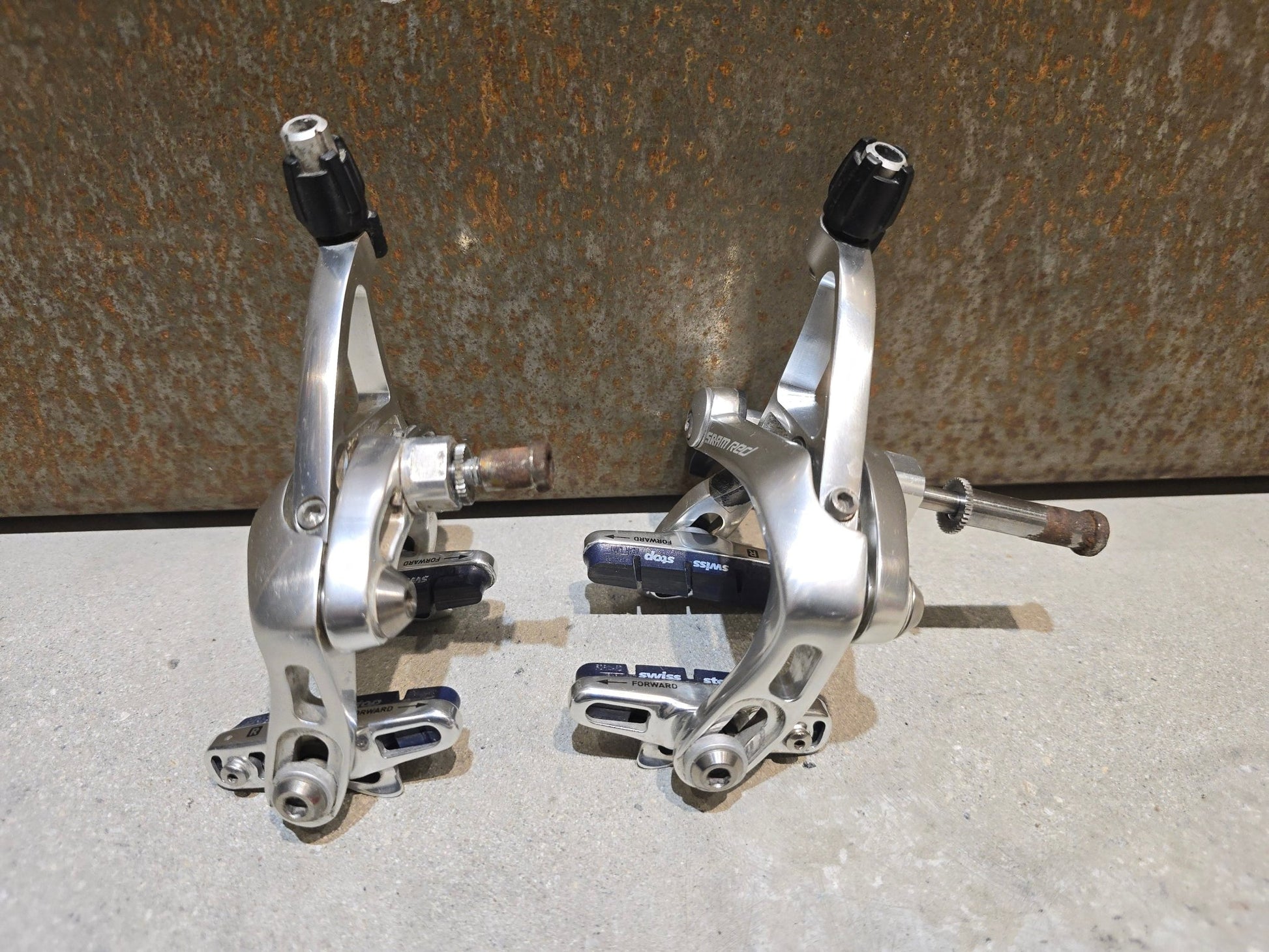 Schaltgruppen von Sram, SRAM RED SCHALTGRUPPE FELGENBREMSE FD / RD / SHIFTER 2 X 10 FACH in variant_title vor USEDBIKES - OB.DE Hintergrund