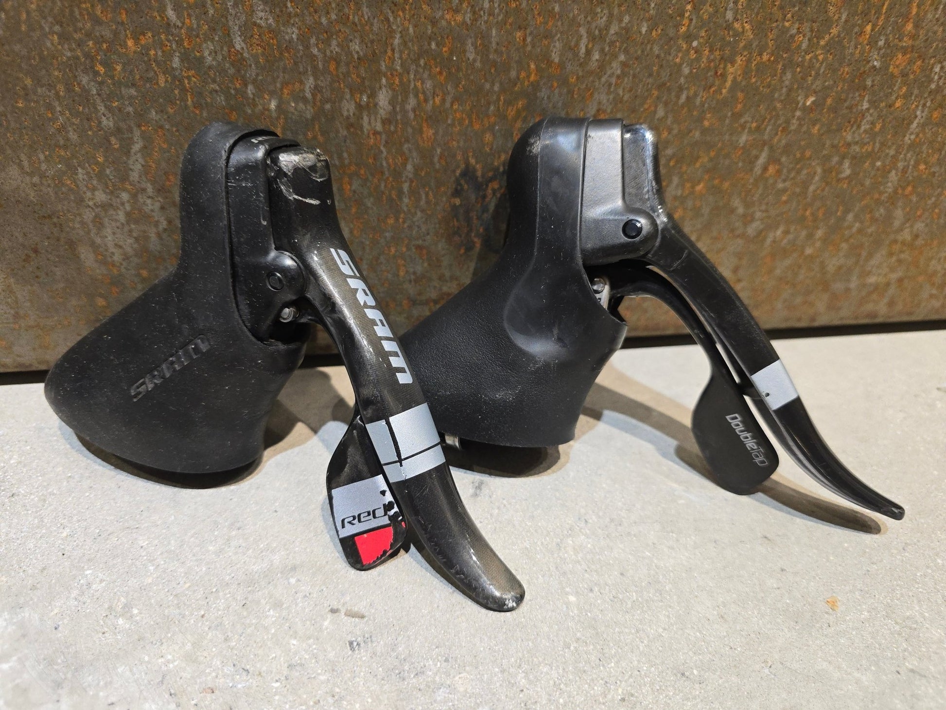 Schaltgruppen von Sram, SRAM RED SCHALTGRUPPE FELGENBREMSE FD / RD / SHIFTER 2 X 10 FACH in variant_title vor USEDBIKES - OB.DE Hintergrund