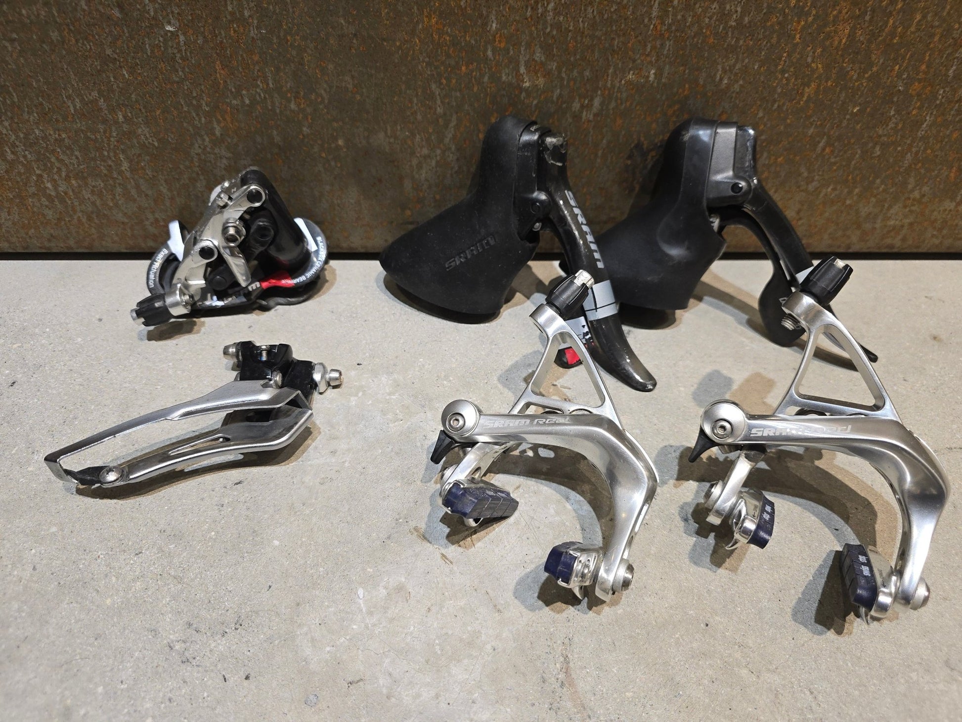 Schaltgruppen von Sram, SRAM RED SCHALTGRUPPE FELGENBREMSE FD / RD / SHIFTER 2 X 10 FACH in variant_title vor USEDBIKES - OB.DE Hintergrund