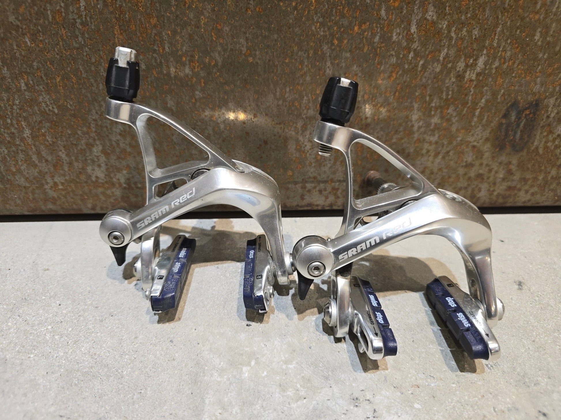 Schaltgruppen von Sram, SRAM RED SCHALTGRUPPE FELGENBREMSE FD / RD / SHIFTER 2 X 10 FACH in variant_title vor USEDBIKES - OB.DE Hintergrund