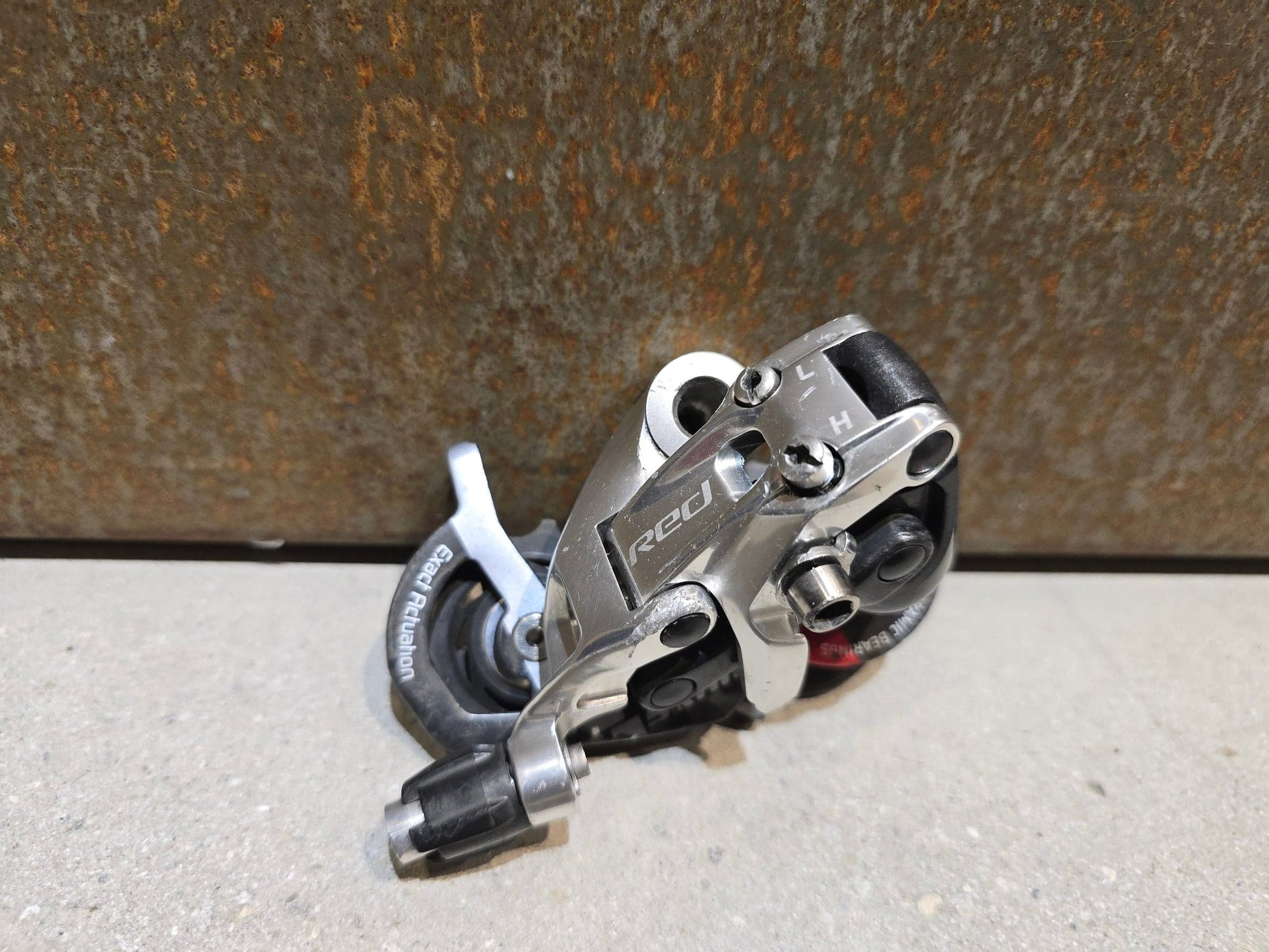 Schaltgruppen von Sram, SRAM RED SCHALTGRUPPE FELGENBREMSE FD / RD / SHIFTER 2 X 10 FACH in variant_title vor USEDBIKES - OB.DE Hintergrund