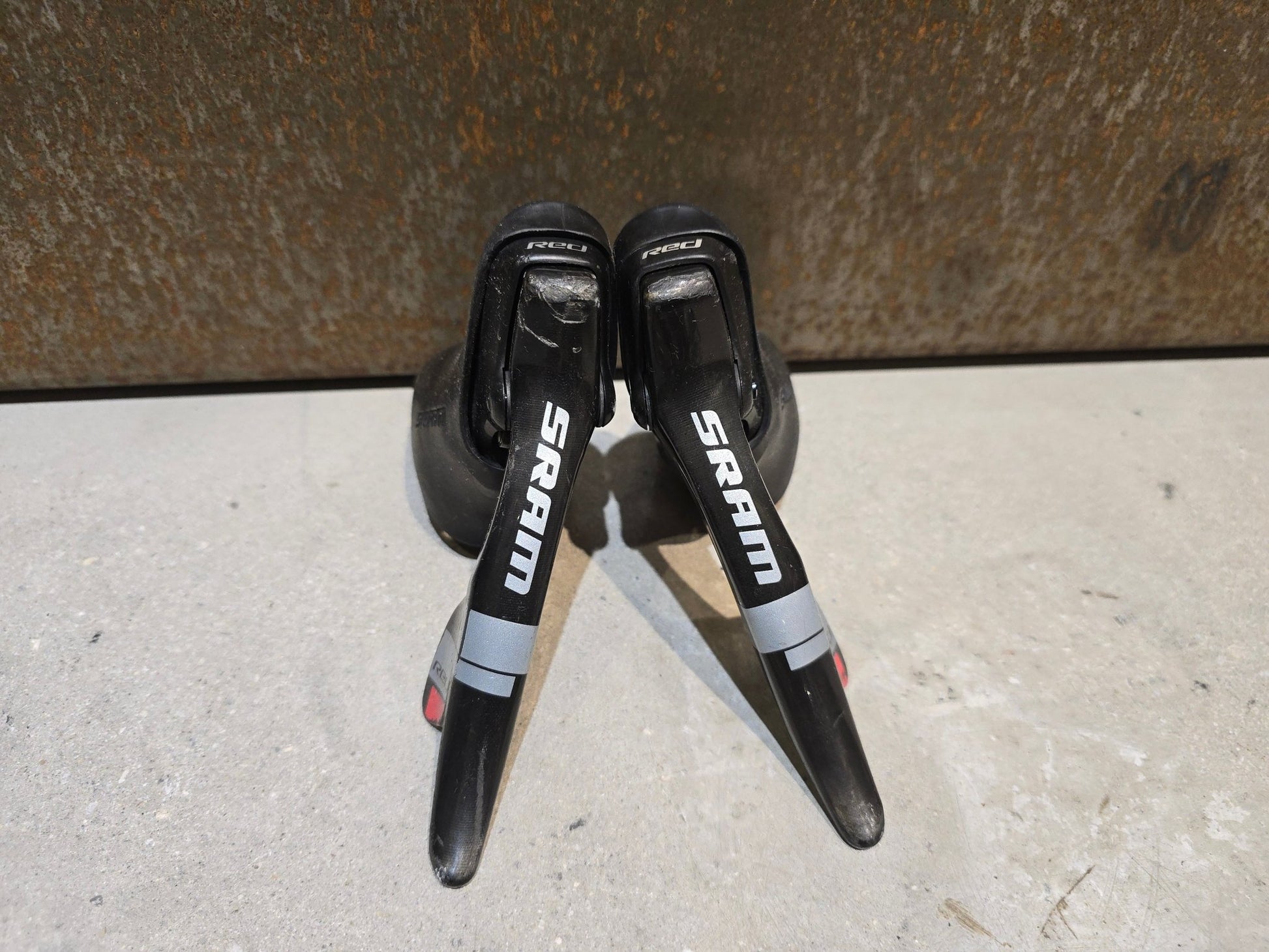 Schaltgruppen von Sram, SRAM RED SCHALTGRUPPE FELGENBREMSE FD / RD / SHIFTER 2 X 10 FACH in variant_title vor USEDBIKES - OB.DE Hintergrund