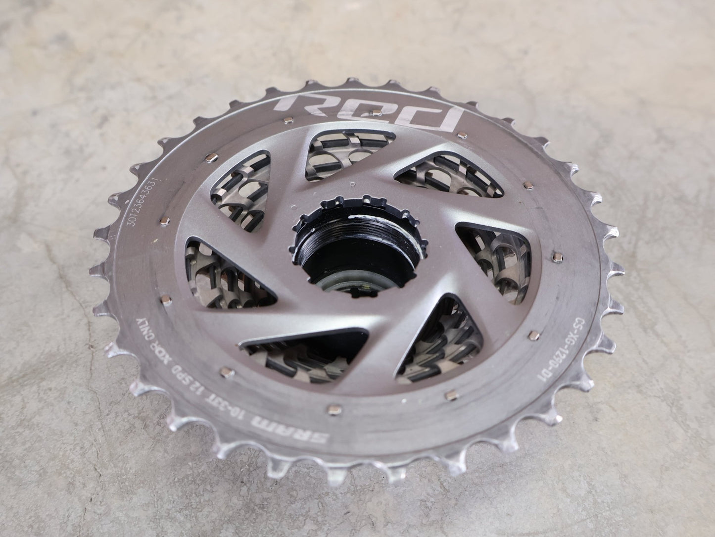 Kassette & Zahnkränze von Sram, SRAM RED XG - 1290 / 12 - FACH ROAD KASSETTE / 10–33 Z / 213 G vor USEDBIKES - OB.DE Hintergrund