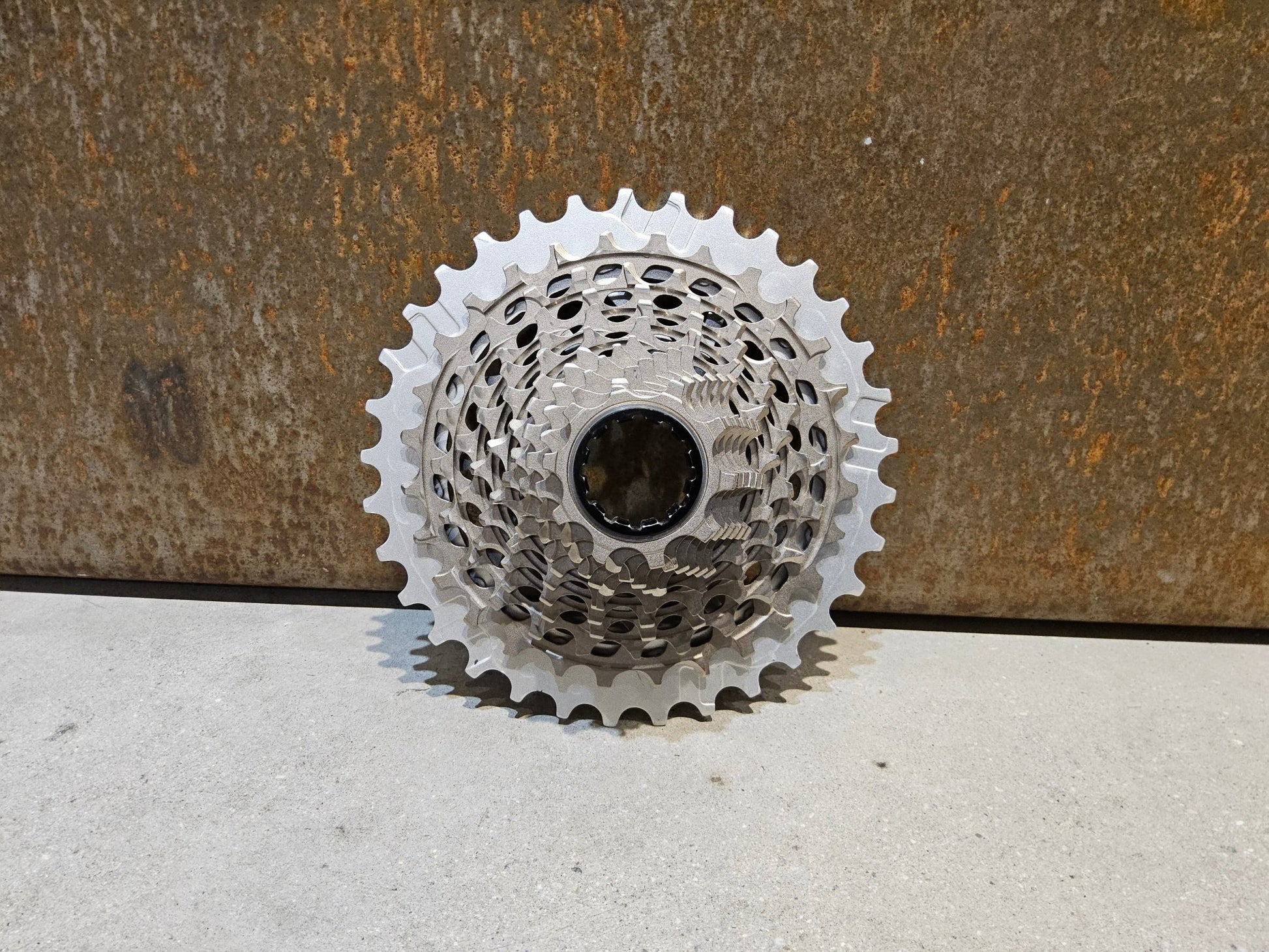 Kassette & Zahnkränze von Sram, SRAM RED XG 1290 E1 KASSETTE 10 - 33 ZAHNKRANZ vor USEDBIKES - OB.DE Hintergrund