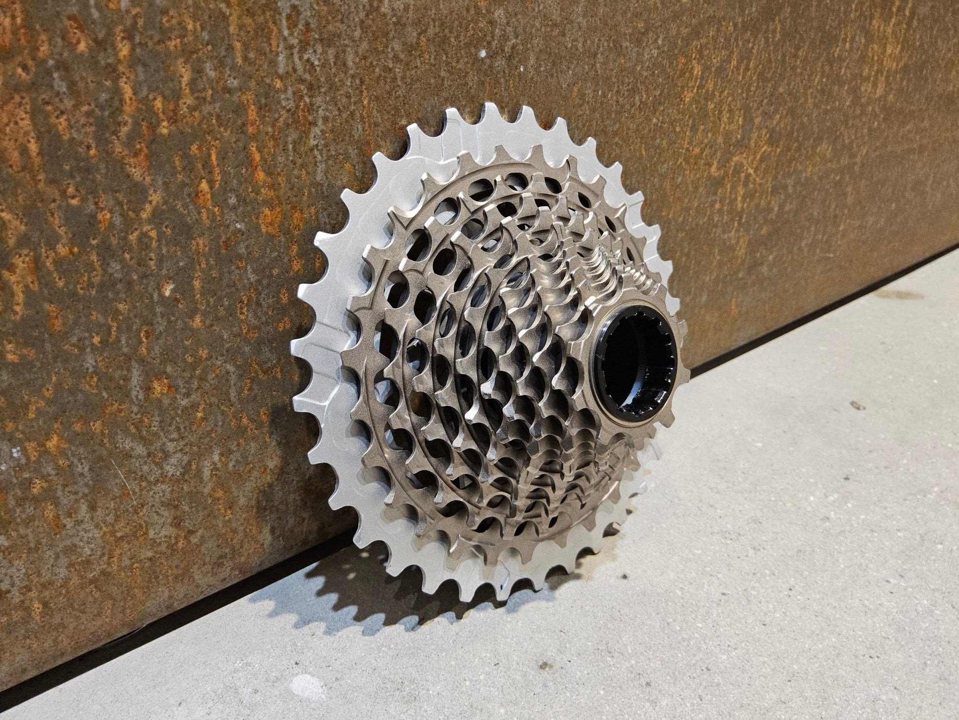 Kassette & Zahnkränze von Sram, SRAM RED XG 1290 E1 KASSETTE 10 - 33 ZAHNKRANZ vor USEDBIKES - OB.DE Hintergrund