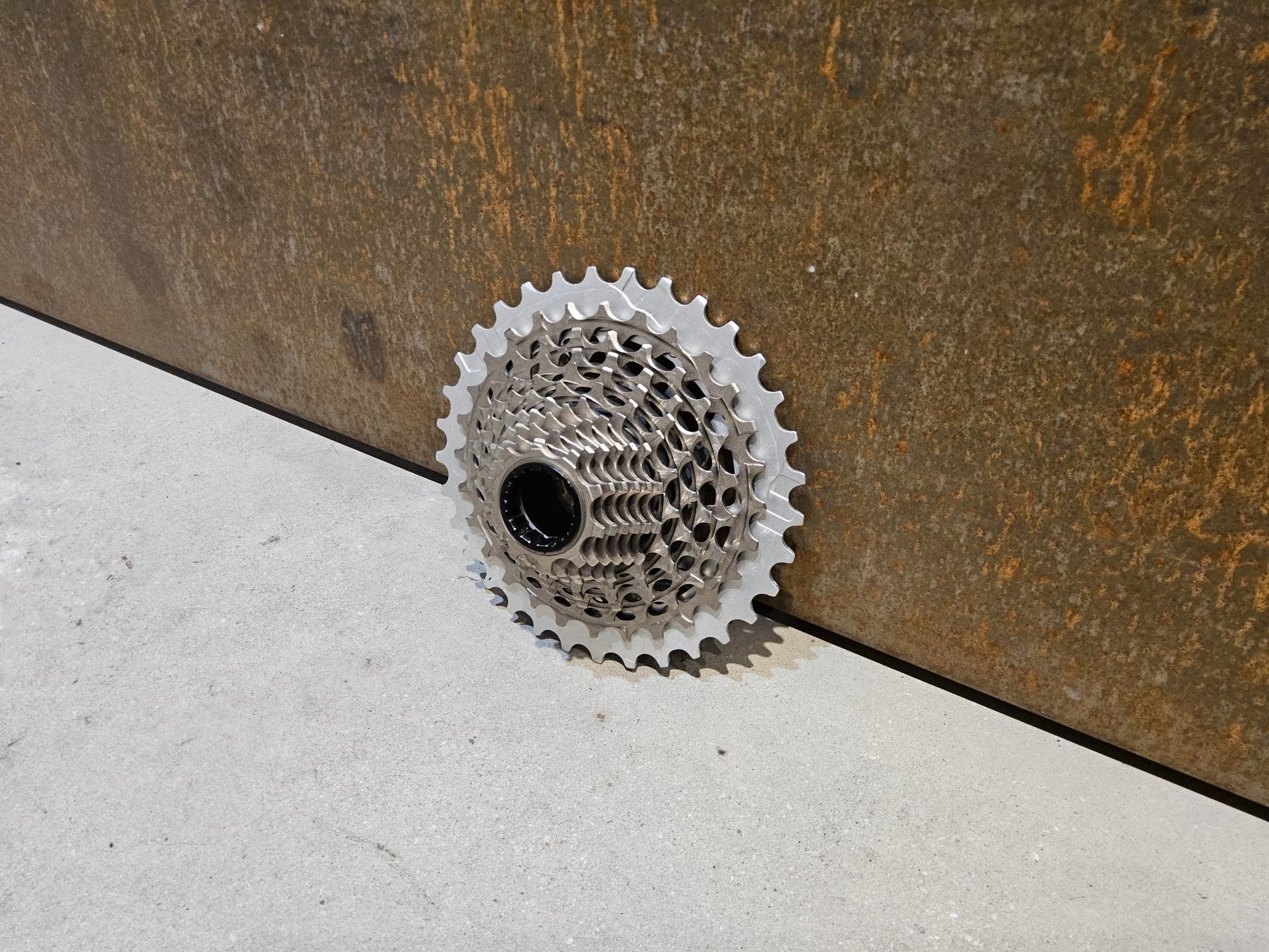 Kassette & Zahnkränze von Sram, SRAM RED XG 1290 E1 KASSETTE 10 - 33 ZAHNKRANZ vor USEDBIKES - OB.DE Hintergrund