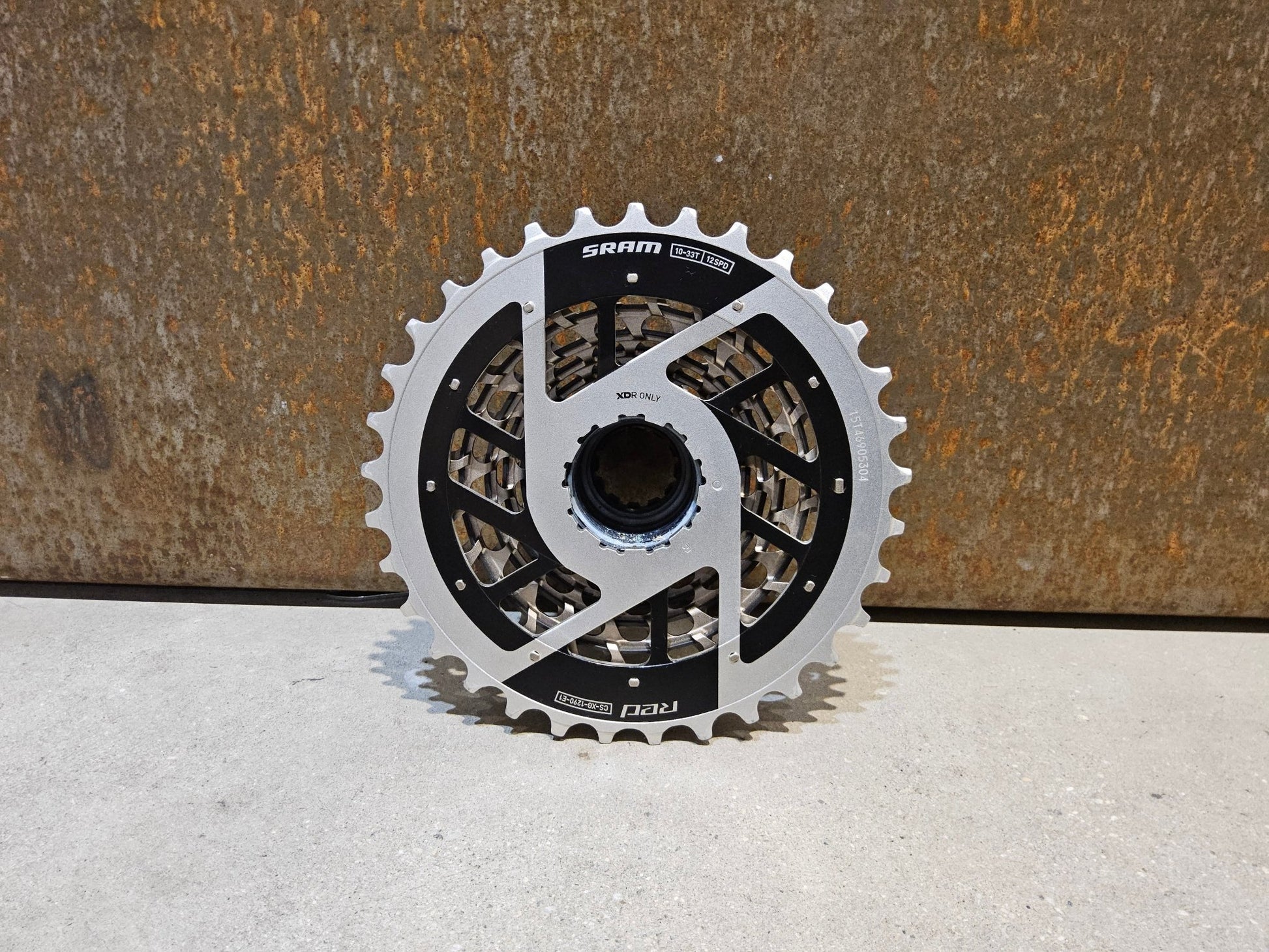 Kassette & Zahnkränze von Sram, SRAM RED XG 1290 E1 KASSETTE 10 - 33 ZAHNKRANZ vor USEDBIKES - OB.DE Hintergrund