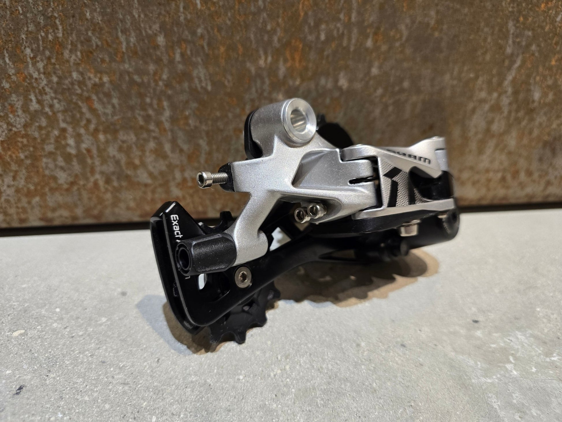 Schaltungsteile von Sram, SRAM RIVAL 1 TYPE 3.0 SCHALTWERK 11 FACH in variant_title vor USEDBIKES - OB.DE Hintergrund
