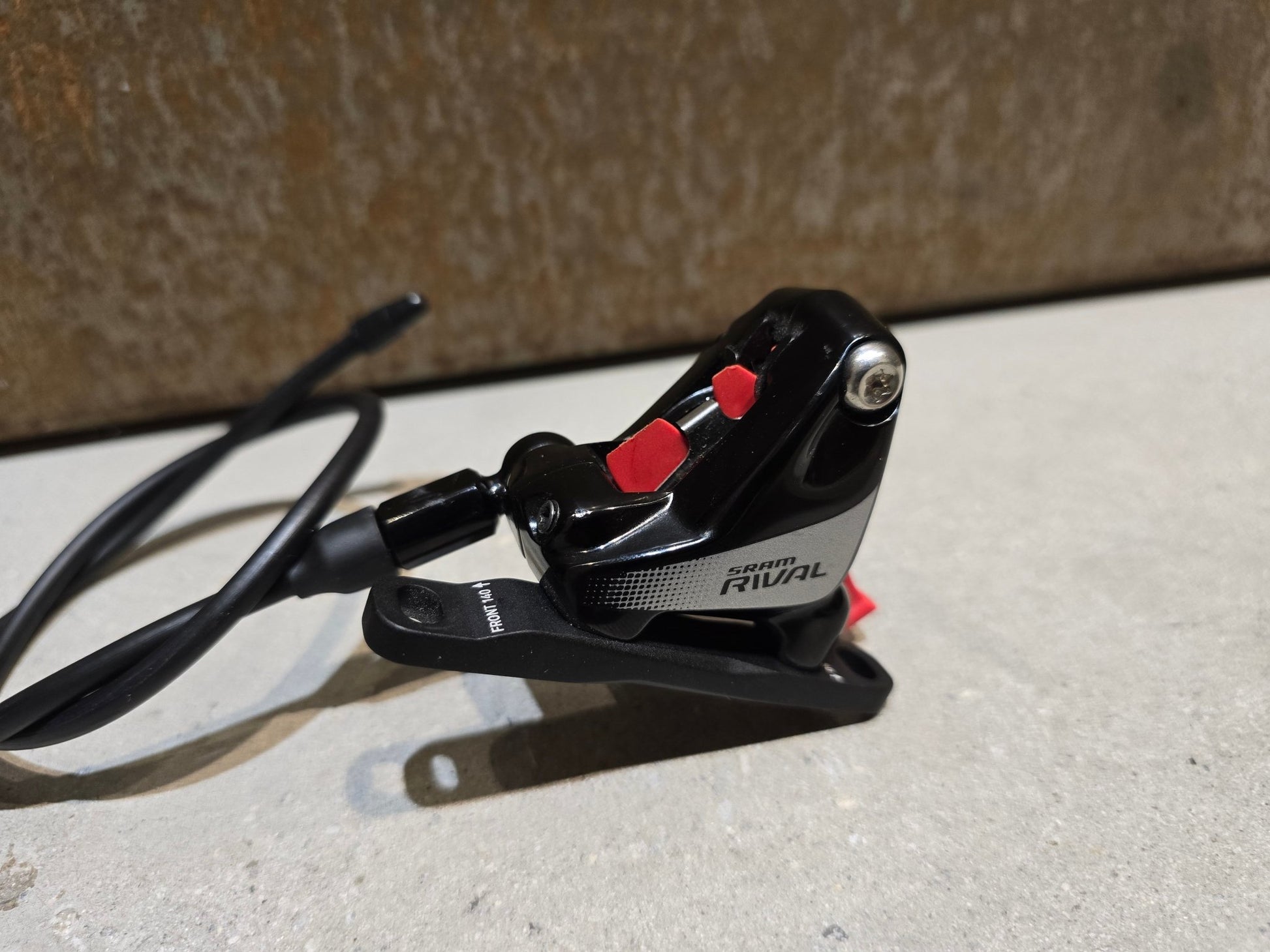 Brems - / Schalthebel von Sram, SRAM SCHALT - / BREMSHEBEL RIVAL 1 / 22 DISC / LINKS / RECHTS / B - WARE in variant_title vor USEDBIKES - OB.DE Hintergrund