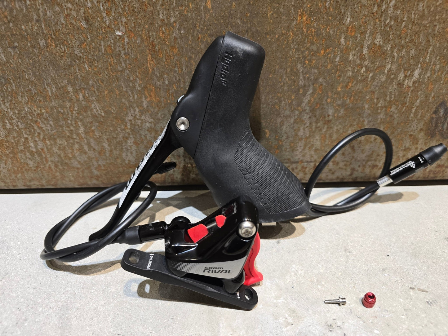 Brems - / Schalthebel von Sram, SRAM SCHALT - / BREMSHEBEL RIVAL 1 / 22 DISC / LINKS / RECHTS / B - WARE in variant_title vor USEDBIKES - OB.DE Hintergrund