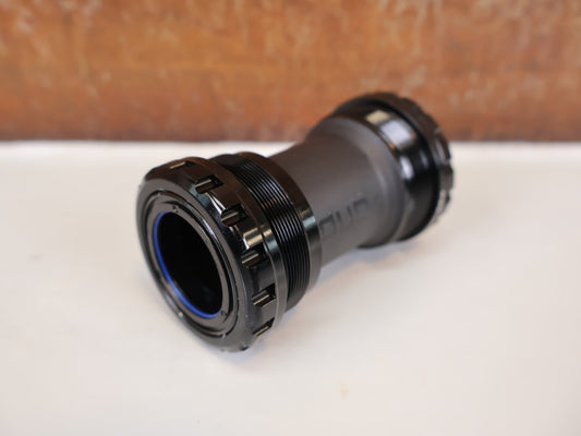 Innenlager von Sram, SRAM T47 DUB ROAD / ROAD WIDE INNENLAGER / 68MM / 00.6418.033.002 vor USEDBIKES - OB.DE Hintergrund