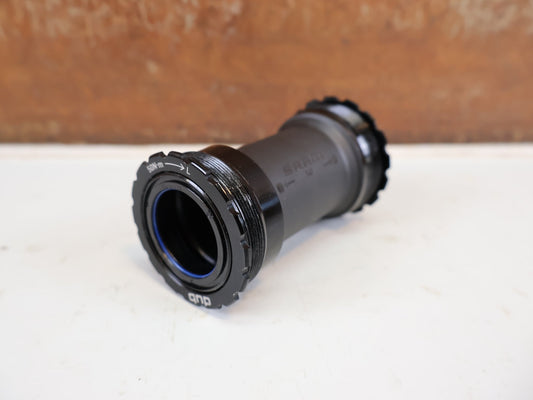 Innenlager von Sram, SRAM T47 DUB ROAD WIDE INNENLAGER 85,5MM INKL 5,5 & 2,5MM SPACER vor USEDBIKES-OB.DE Hintergrund