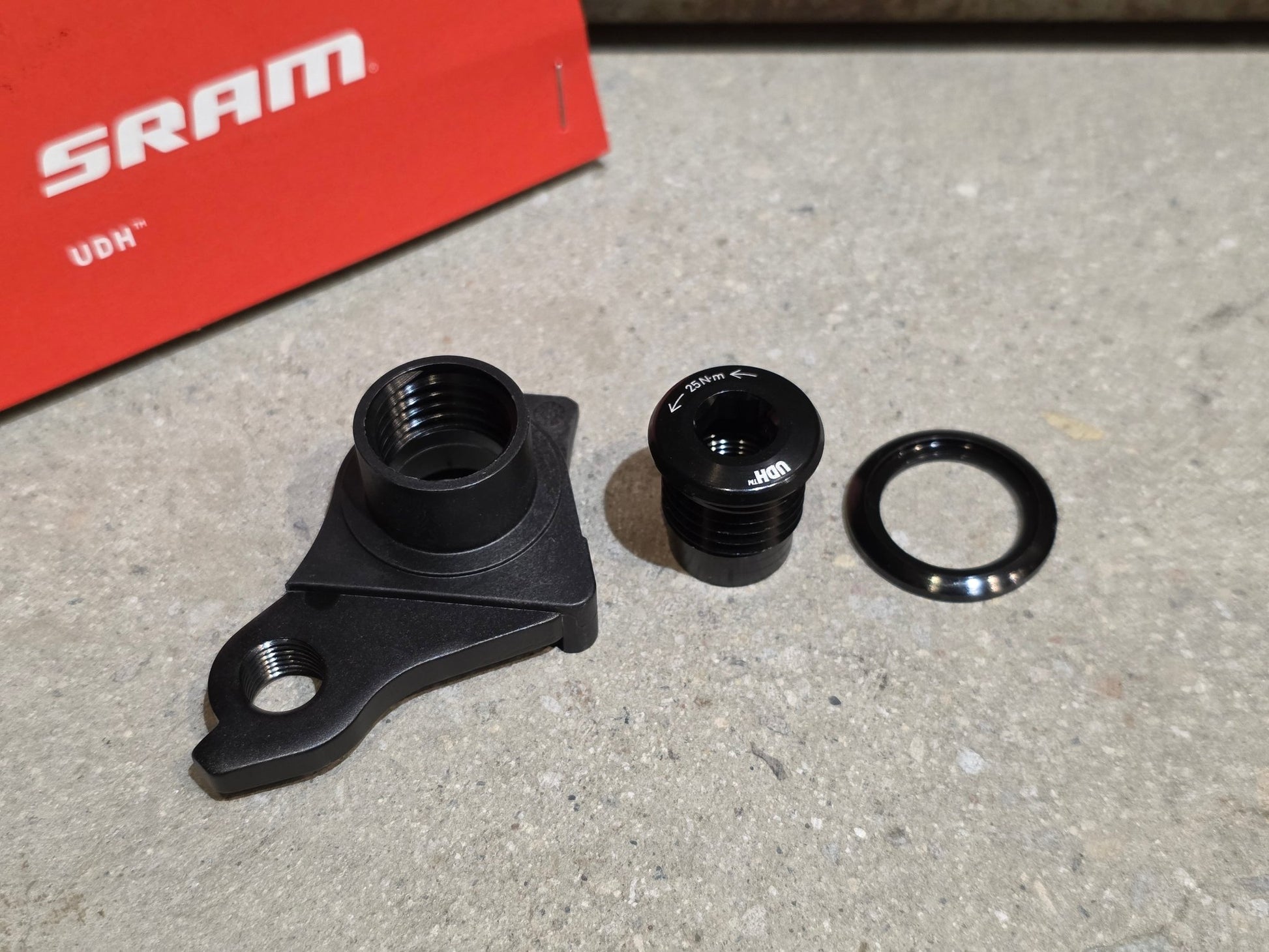 Zubehör von Sram, SRAM UDH UNIVERSAL SCHALTAUGE vor USEDBIKES - OB.DE Hintergrund