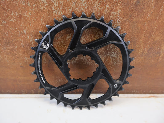 Kettenblatt von Sram, SRAM X SYNC 2 KETTENBLATT 6 MM OFFSET 34T / 36T / 3 BOLT vor USEDBIKES-OB.DE Hintergrund