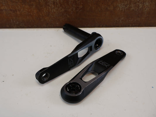 Kurbel von Sram, SRAM X0 EAGLE TRANSMISSION KURBELARME / T-TYPE / WIDE / 165 MM vor USEDBIKES-OB.DE Hintergrund
