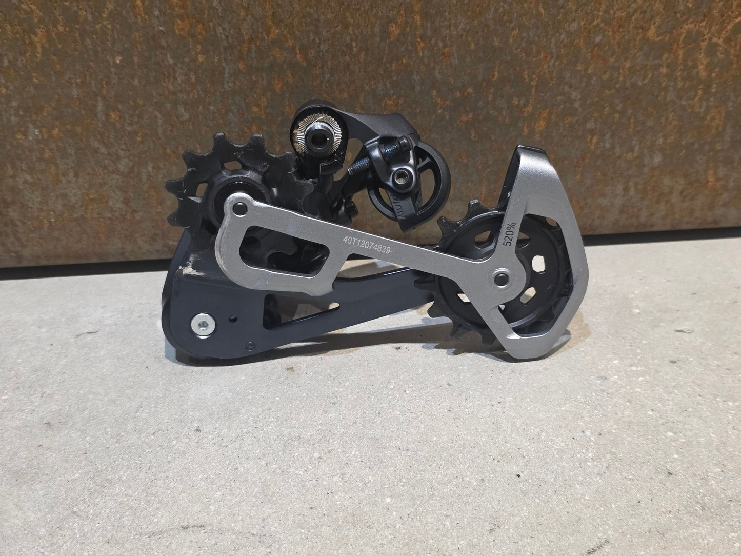 Schaltungsteile von Sram, SRAM X01 EAGLE 520% TYPE 3 SCHALTWERK 12 FACH vor USEDBIKES - OB.DE Hintergrund
