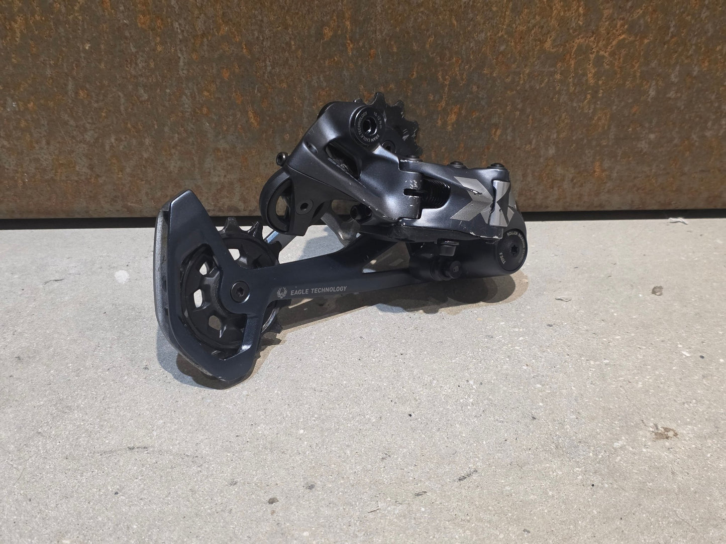 Schaltungsteile von Sram, SRAM X01 EAGLE 520% TYPE 3 SCHALTWERK 12 FACH vor USEDBIKES - OB.DE Hintergrund