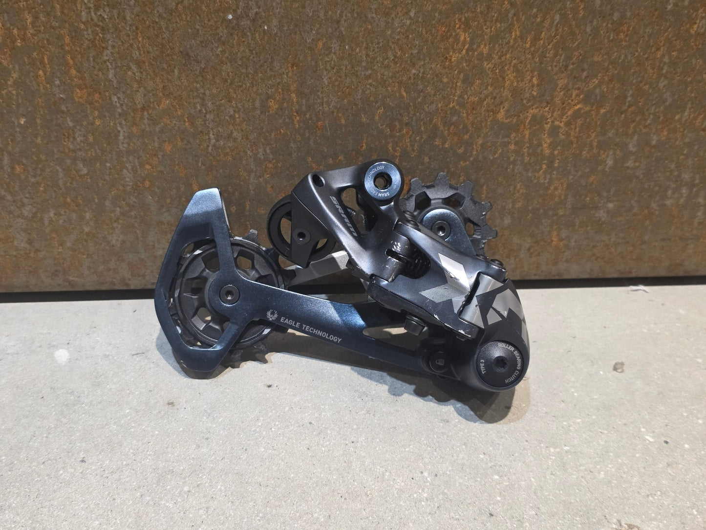 Schaltungsteile von Sram, SRAM X01 EAGLE 520% TYPE 3 SCHALTWERK 12 FACH vor USEDBIKES - OB.DE Hintergrund