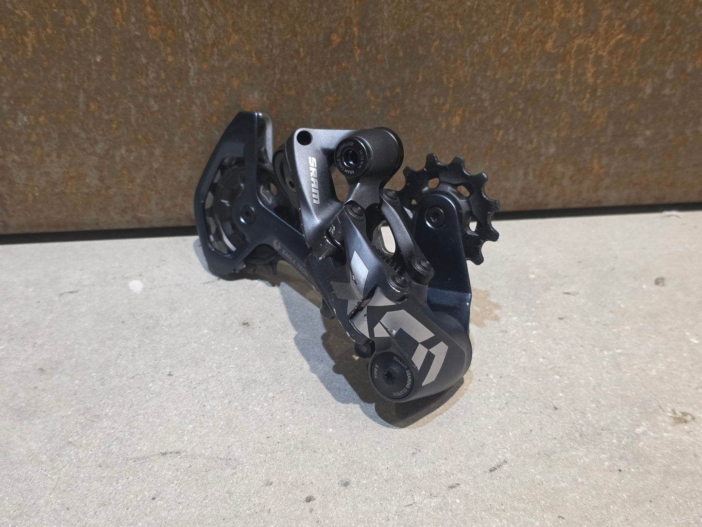 Schaltungsteile von Sram, SRAM X01 EAGLE 520% TYPE 3 SCHALTWERK 12 FACH vor USEDBIKES - OB.DE Hintergrund
