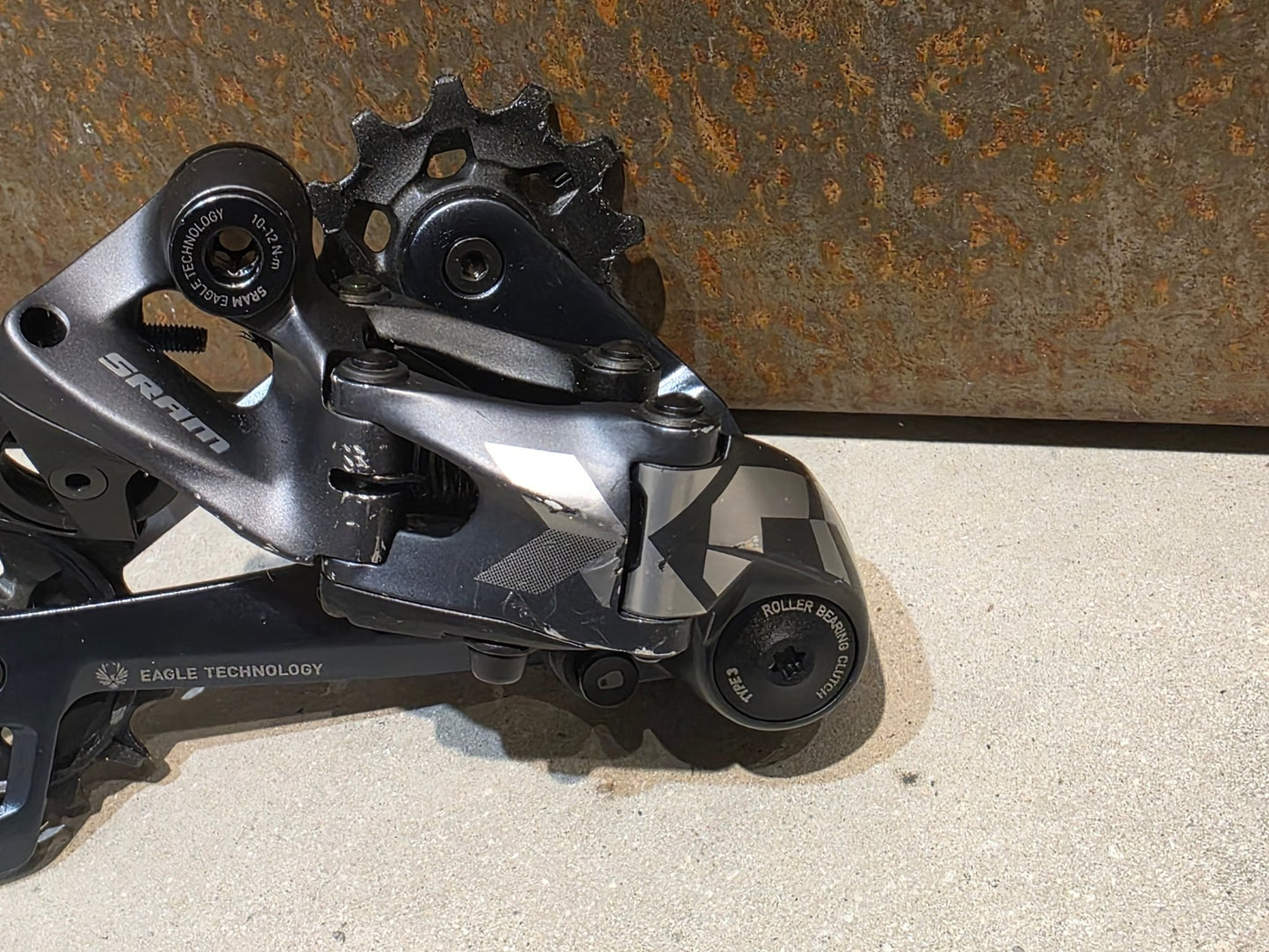 Schaltungsteile von Sram, SRAM X01 EAGLE 520% TYPE 3 SCHALTWERK 12 FACH vor USEDBIKES - OB.DE Hintergrund