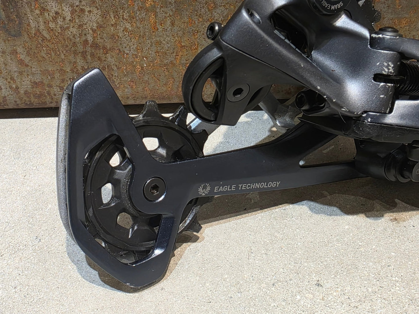 Schaltungsteile von Sram, SRAM X01 EAGLE 520% TYPE 3 SCHALTWERK 12 FACH vor USEDBIKES - OB.DE Hintergrund