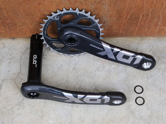 Schaltungsteile von Sram, SRAM X01 EAGLE DUB WIDE KURBELGARNITUR 32T 170 MM – CARBON / 12 - FACH MTB vor USEDBIKES - OB.DE Hintergrund