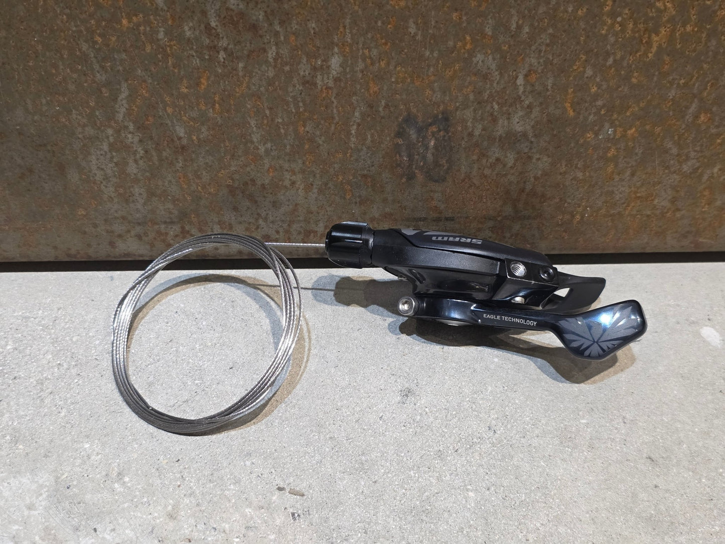 Schaltungsteile von Sram, SRAM X01 EAGLE TRIGGER SCHALTHEBEL 12 FACH / SINGLE CLICK E - MTB vor USEDBIKES - OB.DE Hintergrund
