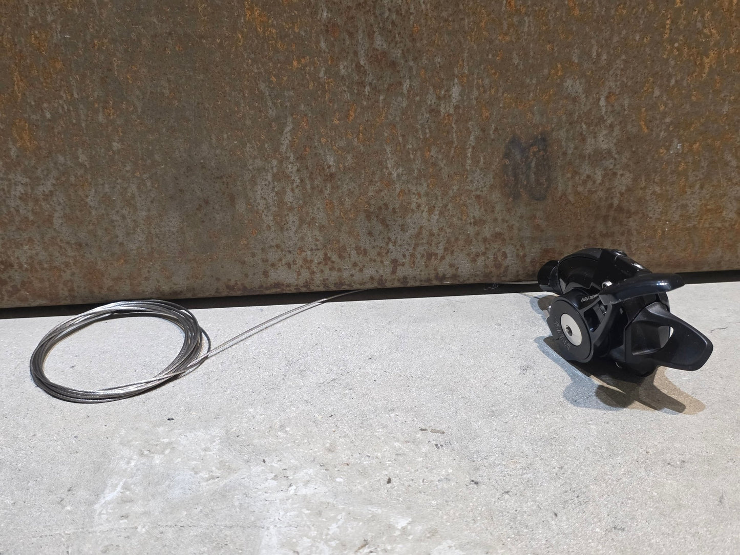 Schaltungsteile von Sram, SRAM X01 EAGLE TRIGGER SCHALTHEBEL 12 FACH vor USEDBIKES - OB.DE Hintergrund
