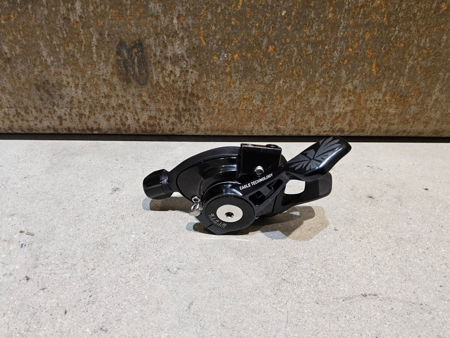 Schaltungsteile von Sram, SRAM X01 EAGLE TRIGGER SCHALTHEBEL 12 FACH vor USEDBIKES - OB.DE Hintergrund