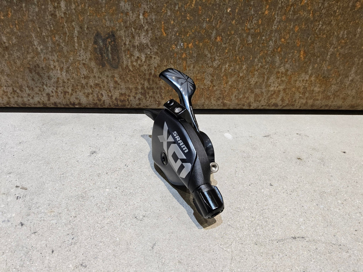 Schaltungsteile von Sram, SRAM X01 EAGLE TRIGGER SCHALTHEBEL 12 FACH vor USEDBIKES - OB.DE Hintergrund