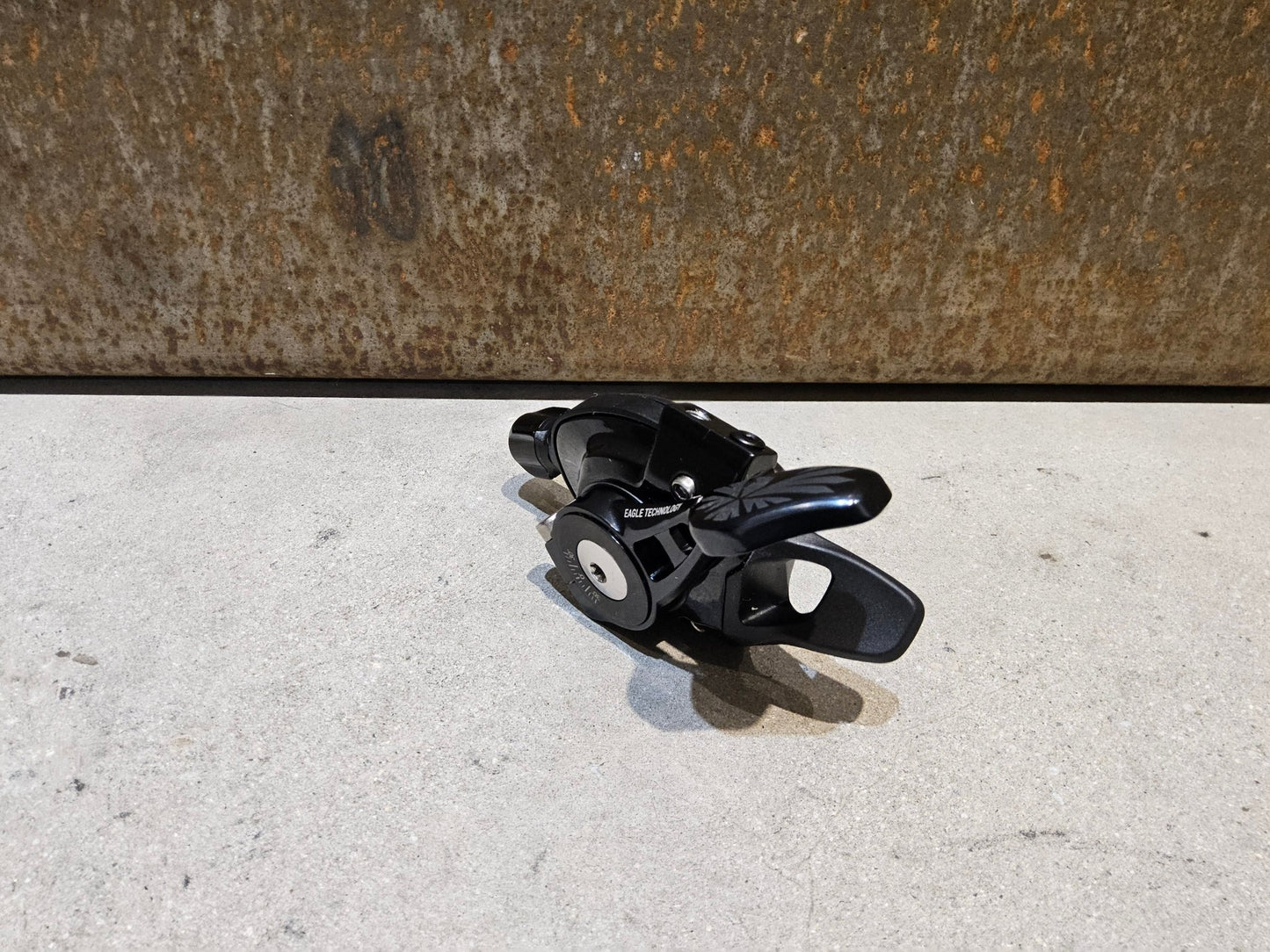Schaltungsteile von Sram, SRAM X01 EAGLE TRIGGER SCHALTHEBEL 12 FACH vor USEDBIKES - OB.DE Hintergrund