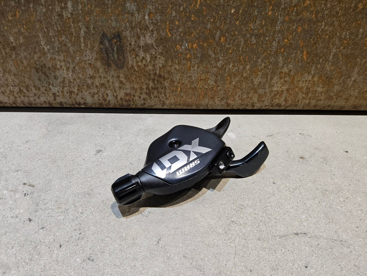 Schaltungsteile von Sram, SRAM X01 EAGLE TRIGGER SCHALTHEBEL 12 FACH vor USEDBIKES - OB.DE Hintergrund